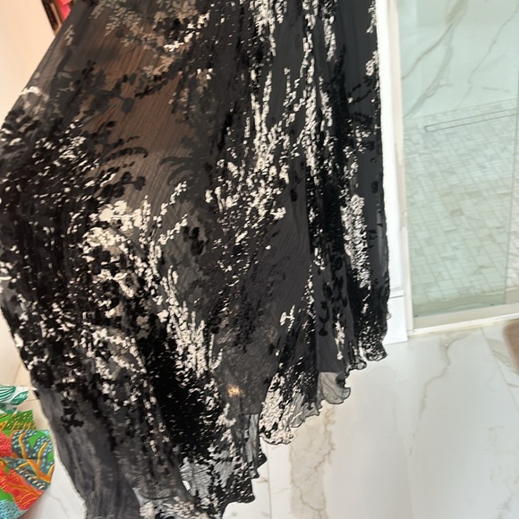 Never worn!! Gorgeous gown by Shelli Segal Laundry - Picture 6 of 10